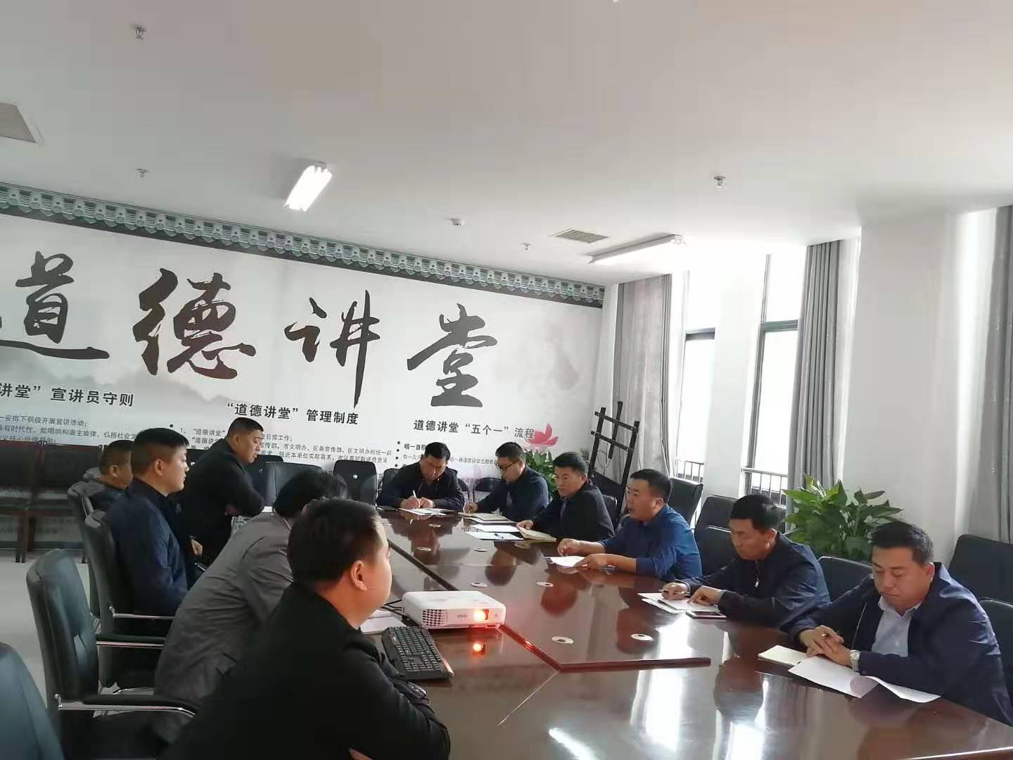 縣林業(yè)發(fā)展服務中心召開對照黨章黨規(guī)找差距專題會議