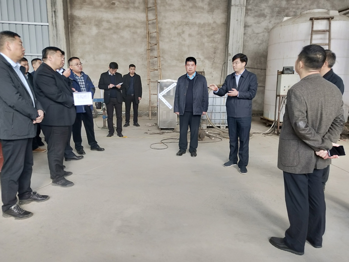 縣委副書記、縣長張團結(jié)暗訪查處散亂污企業(yè)