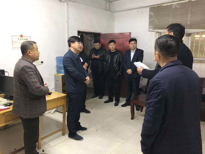 縣委副書記、縣長張團結(jié)暗訪查處散亂污企業(yè)