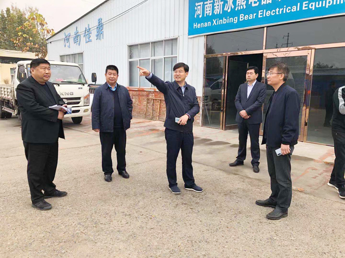 縣委副書記、縣長張團結(jié)暗訪查處散亂污企業(yè)