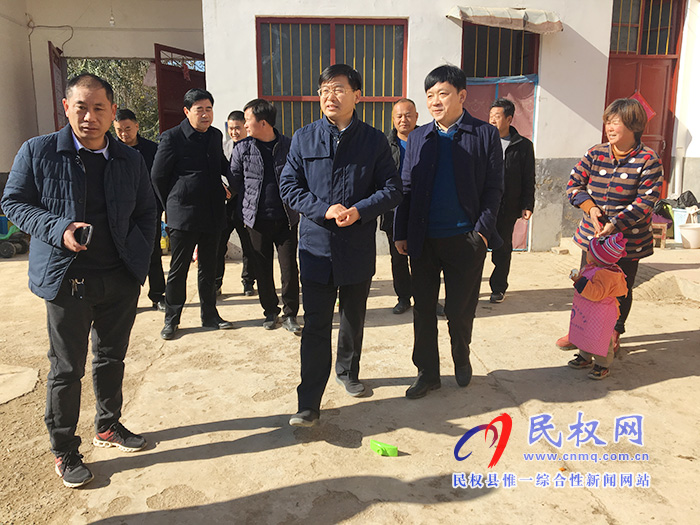 縣委副書記、縣長張團(tuán)結(jié)查看人居環(huán)境改善工作開展情況