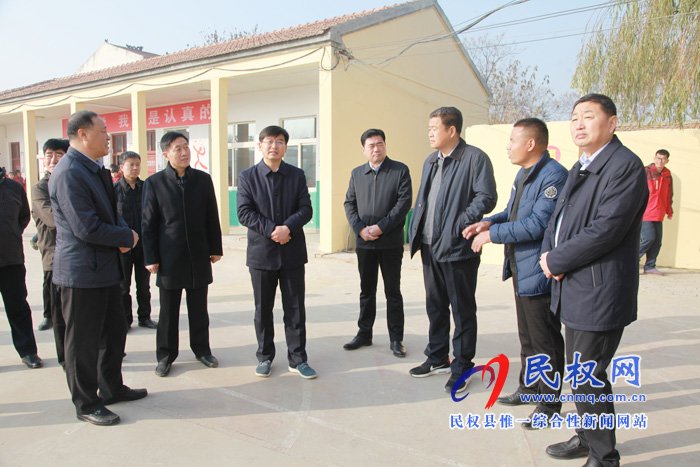 縣委副書記、縣長張團結到孫六鎮(zhèn)劉炳莊中小學調(diào)研