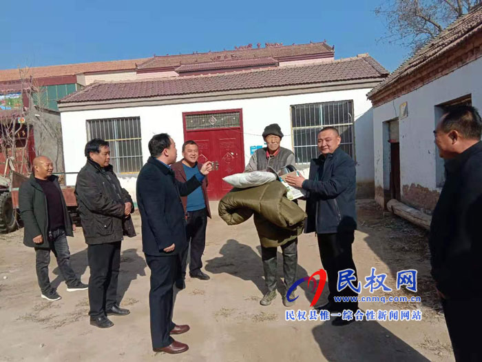 民權(quán)縣應(yīng)急管理局到幫扶聯(lián)系村開(kāi)展冬季“送溫暖”活動(dòng)
