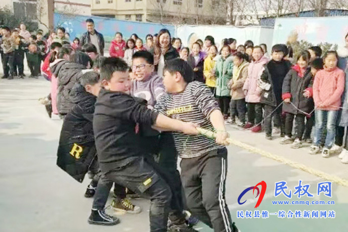龍?zhí)伶?zhèn)中心小學舉行拔河比賽 龍?zhí)伶?zhèn)中心小學舉行拔河比賽
