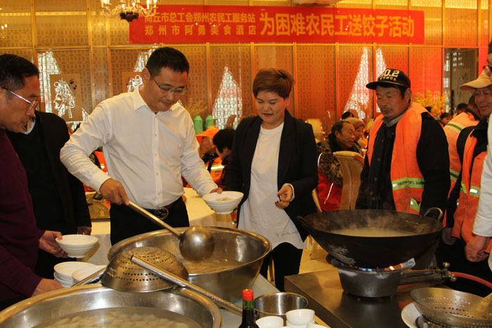民權(quán)縣總工會鄭州農(nóng)民工服務(wù)站開展“冬至送餃子、情暖農(nóng)民工”活動(dòng)
