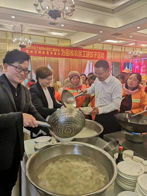 民權(quán)縣總工會鄭州農(nóng)民工服務(wù)站開展“冬至送餃子、情暖農(nóng)民工”活動(dòng)