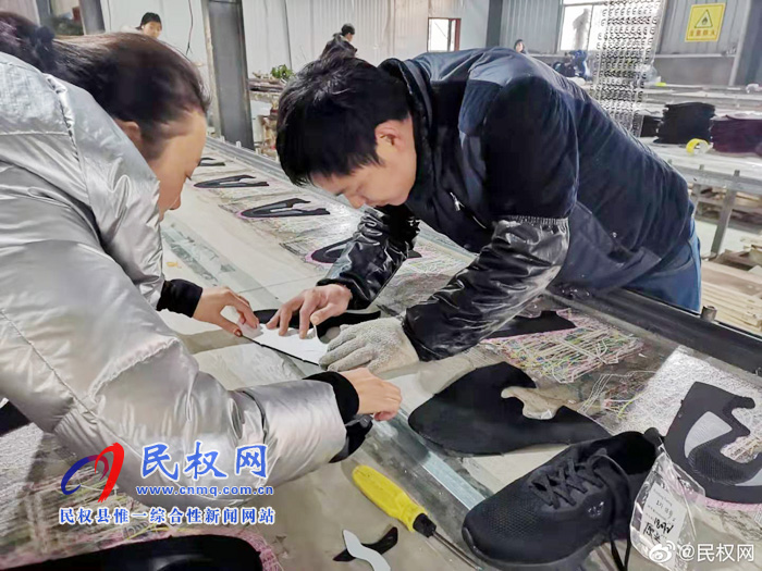 伯黨鄉(xiāng):東眾扶貧到“家”門 ?貧困群眾脫貧不是“夢(mèng)” 伯黨鄉(xiāng):東眾扶貧到“家”門 ?貧困群眾脫貧不是“夢(mèng)”