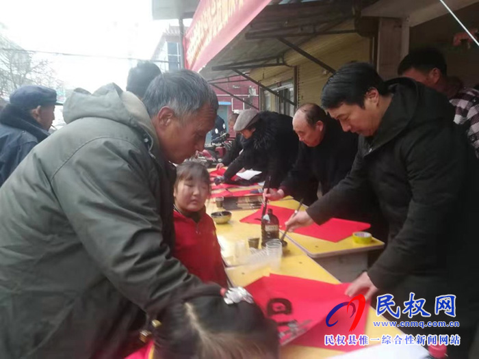 民權(quán)縣書法協(xié)會、雙塔小學狀元書院開展“為軍烈屬、復原軍人、貧困戶義寫春聯(lián)活動”