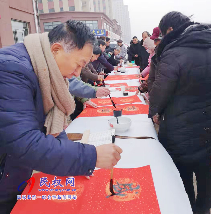 社區(qū)春聯(lián)暖人心??墨香福氣飄進門 社區(qū)春聯(lián)暖人心??墨香福氣飄進門