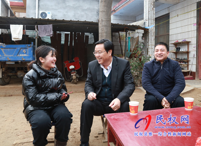 市人大常委會(huì)副主任、縣委書(shū)記姬脈?？赐繂?wèn)“春蕾女童”趙雯