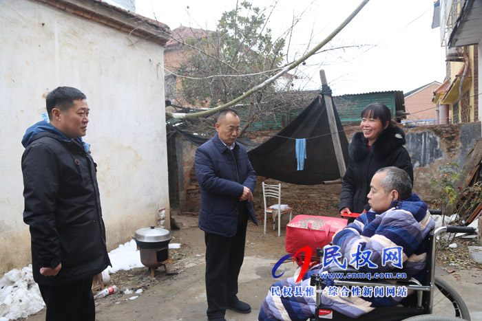 縣四大家領(lǐng)導(dǎo)走訪慰問(wèn)特困居民、困難職工和企業(yè)軍轉(zhuǎn)干部