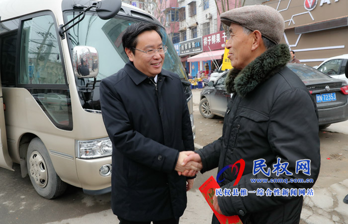 縣四大家領(lǐng)導(dǎo)走訪慰問(wèn)特困居民、困難職工和企業(yè)軍轉(zhuǎn)干部
