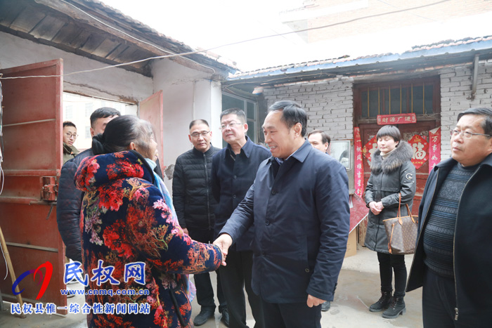 縣四大家領(lǐng)導(dǎo)走訪慰問(wèn)特困居民、困難職工和企業(yè)軍轉(zhuǎn)干部