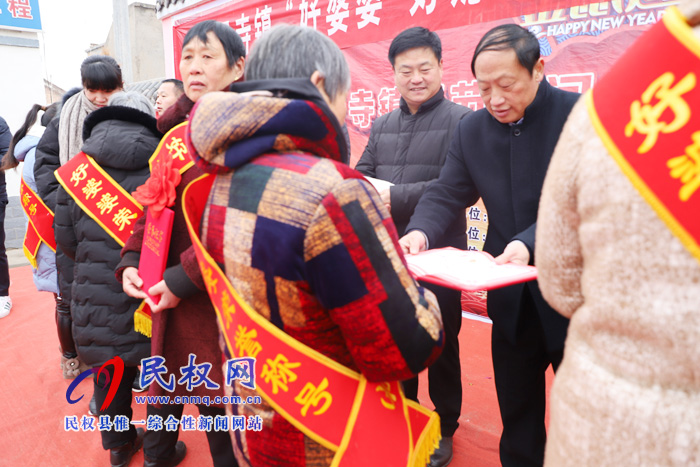 縣總工會主席瞿志君參加白云寺鎮(zhèn)“好媳婦、好婆婆”“五美庭院”表彰大會