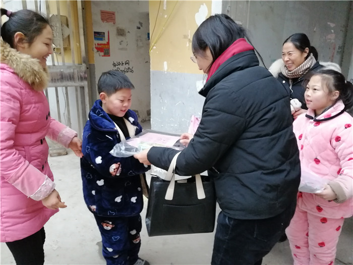 第三小學開展關愛困境學生送溫暖活動