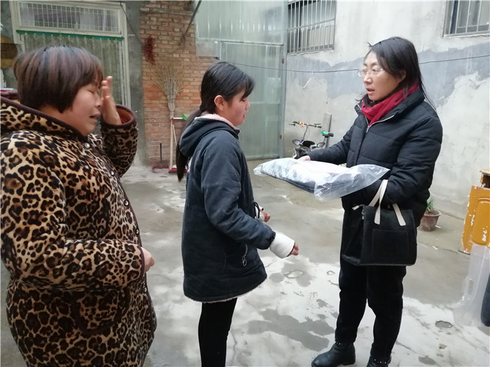 第三小學開展關愛困境學生送溫暖活動