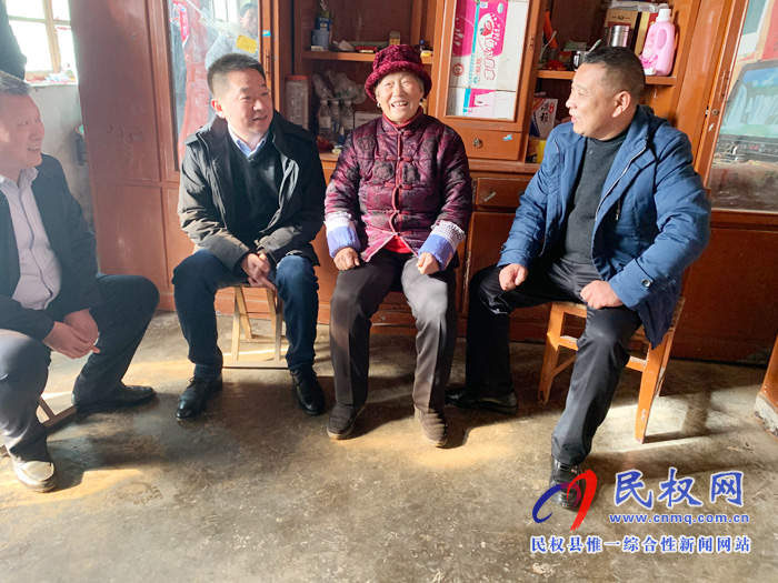 縣委常委、縣委辦公室主任孟亞松走訪慰問(wèn)低保戶