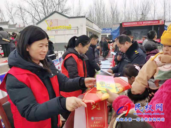 縣婦聯(lián)組織巾幗志愿者開展春節(jié)期間關愛服務活動 縣婦聯(lián)組織巾幗志愿者開展春節(jié)期間關愛服務活動