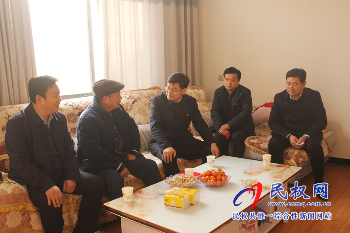 縣委副書記、縣長張團(tuán)結(jié)春節(jié)慰問老黨員和貧困戶