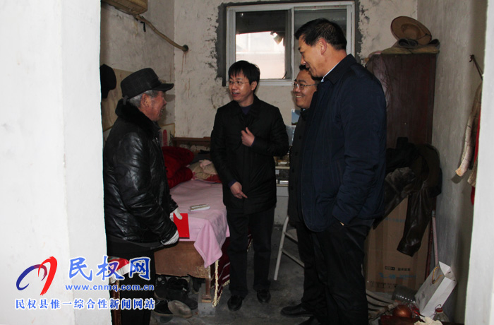 縣高新區(qū)常務(wù)副主任張愛(ài)軍到南華辦事處走訪慰問(wèn)貧困戶