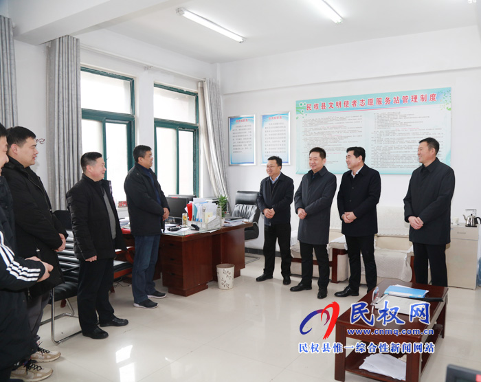 縣委常委、縣委辦公室主任孟亞松看望慰問春節(jié)期間值班人員