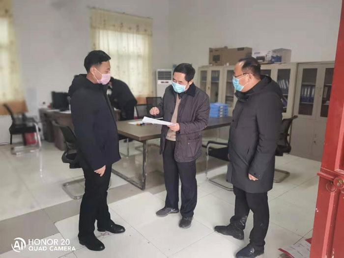 縣委常委、組織部長(zhǎng)何玉明到褚廟鄉(xiāng)督導(dǎo)新型冠狀病毒感染的肺炎疫情防控工作