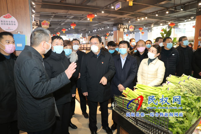 市人大常委會(huì)副主任、縣委書記姬脈常查看市場供應(yīng)工作