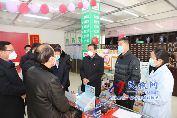 市人大常委會(huì)副主任、縣委書記姬脈常查看市場供應(yīng)工作