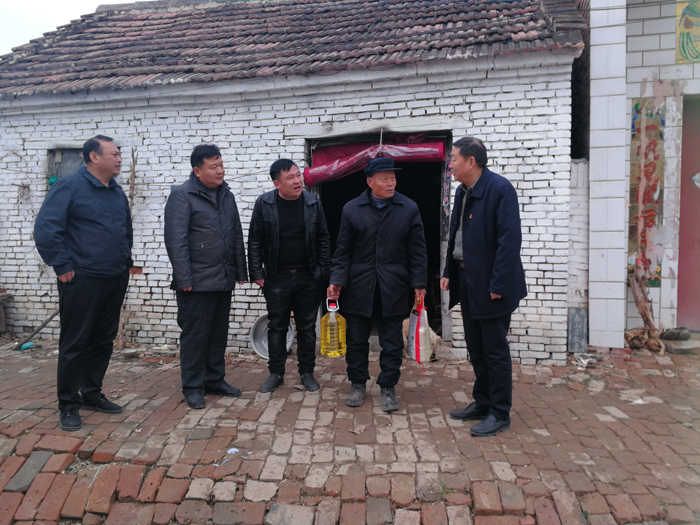 縣規(guī)劃中心開(kāi)展“送溫暖獻(xiàn)愛(ài)心”慰問(wèn)活動(dòng) 縣規(guī)劃中心開(kāi)展“送溫暖獻(xiàn)愛(ài)心”慰問(wèn)活動(dòng)