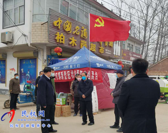 縣總工會(huì)瞿志君到白云寺鎮(zhèn)慰問(wèn)村級(jí)疫情檢測(cè)卡點(diǎn)