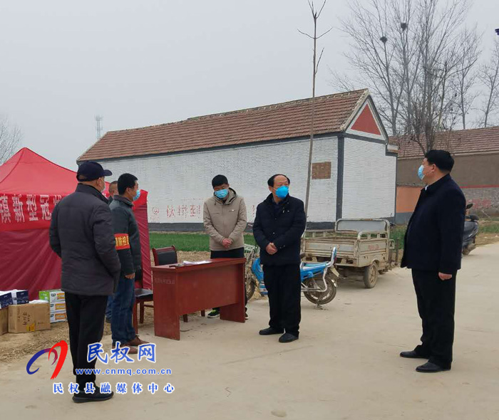縣總工會(huì)瞿志君到白云寺鎮(zhèn)慰問(wèn)村級(jí)疫情檢測(cè)卡點(diǎn)