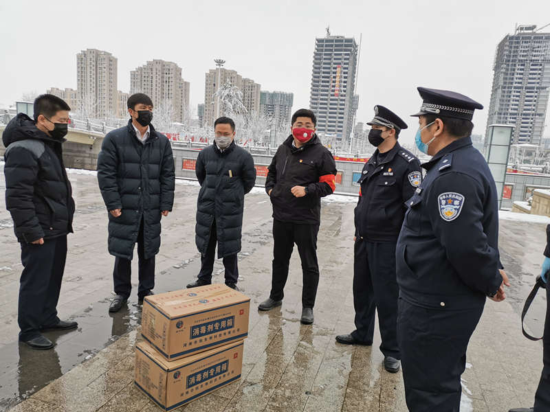 團縣委為民權(quán)北站贈送消毒酒精 團縣委為民權(quán)北站贈送消毒酒精