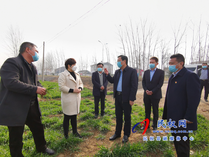 市人大常委會副主任、縣委書記姬脈常調(diào)研扶貧車間復工復產(chǎn)和春耕工作