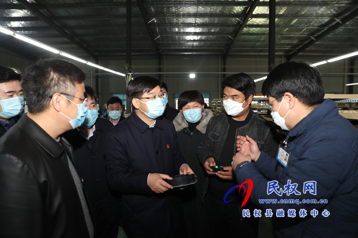 縣委副書記、縣長張團(tuán)結(jié)調(diào)研春耕工作和企業(yè)、扶貧車間復(fù)產(chǎn)復(fù)工工作