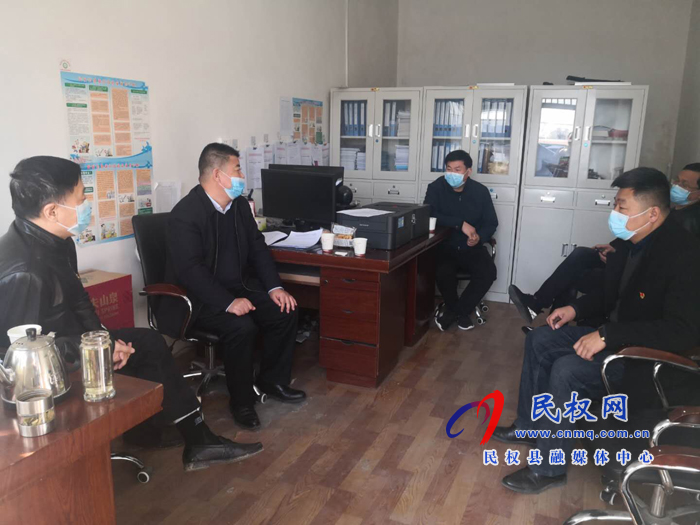 縣委常委、副縣長(zhǎng)房季到縣疫情防控指揮部調(diào)研