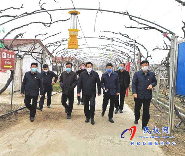 縣委常委、政法委書記、副縣長孟祥亮查看扶貧車間、涉農企業(yè)復工復產(chǎn)情況