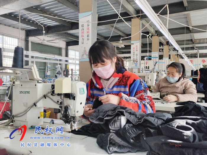 王橋鎮(zhèn):扶貧車間趕訂單 把耽誤的生產(chǎn)補(bǔ)回來(lái) 王橋鎮(zhèn):扶貧車間趕訂單 把耽誤的生產(chǎn)補(bǔ)回來(lái)