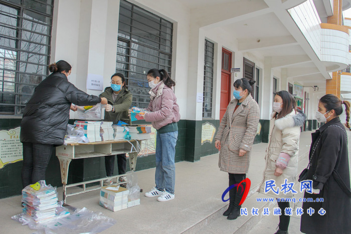 民權縣實驗小學家校志愿者接力發(fā)放愛心課本 民權縣實驗小學家校志愿者接力發(fā)放愛心課本
