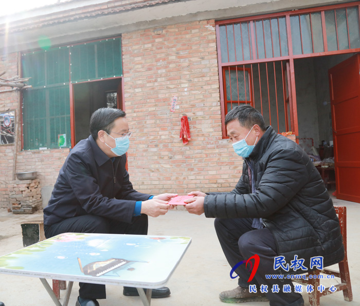 市人大常委會(huì)副主任、縣委書記姬脈?？赐繂柮駲?quán)籍醫(yī)療隊(duì)員的家屬