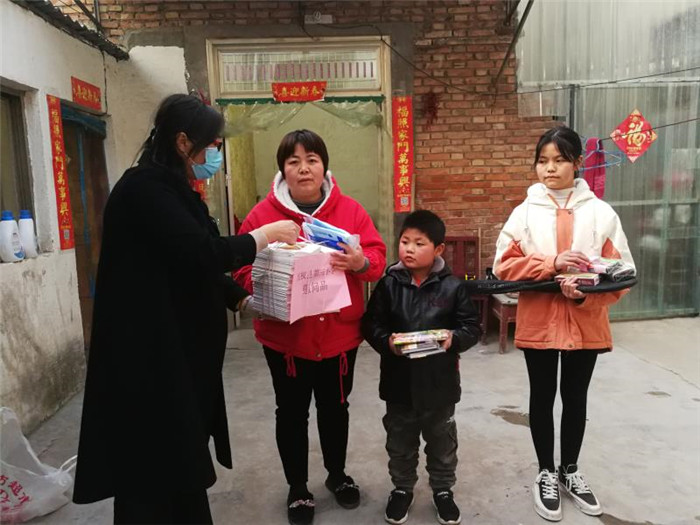 第三小學學雷鋒志愿者服務隊疫情防控期間慰問學困生家庭