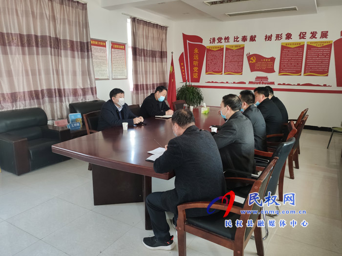 副縣長陳進領(lǐng)、縣檢察院檢察長薛德峰到王橋鎮(zhèn)督導(dǎo)脫貧攻堅工作