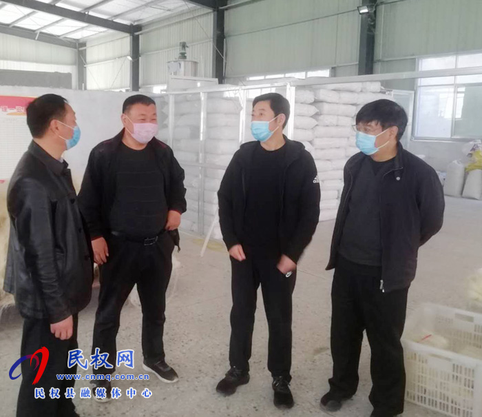 縣委常委、宣傳部長(zhǎng)屠志遠(yuǎn)到莊子鎮(zhèn)扶貧車間督導(dǎo)企業(yè)復(fù)產(chǎn)復(fù)工和貧困戶就業(yè)情況