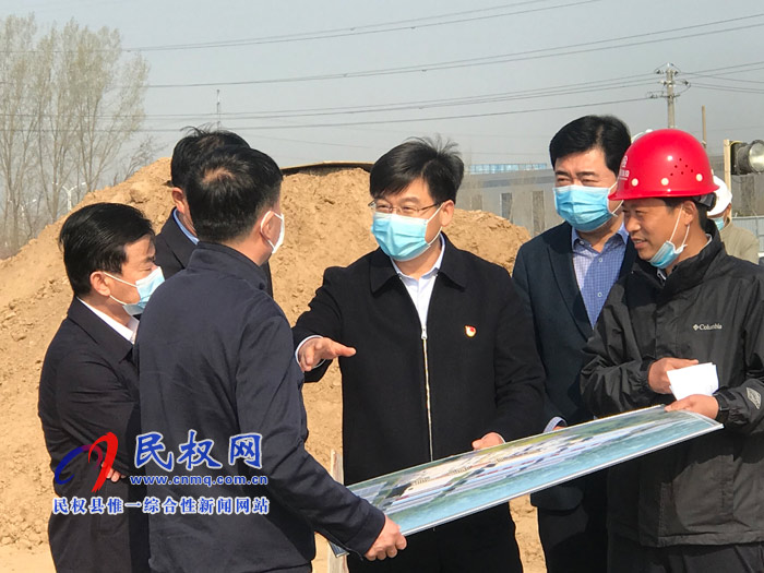 縣委副書記、縣長張團(tuán)結(jié)查看在建項(xiàng)目和出口創(chuàng)匯企業(yè)運(yùn)行情況