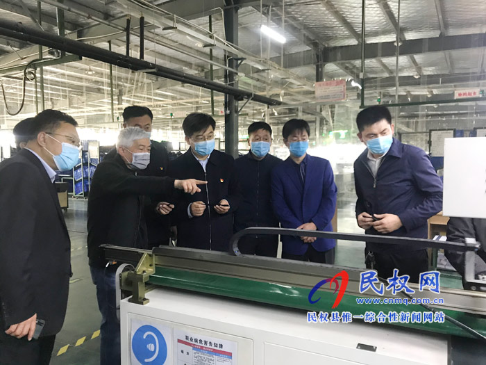 縣委副書記、縣長張團(tuán)結(jié)查看在建項(xiàng)目和出口創(chuàng)匯企業(yè)運(yùn)行情況