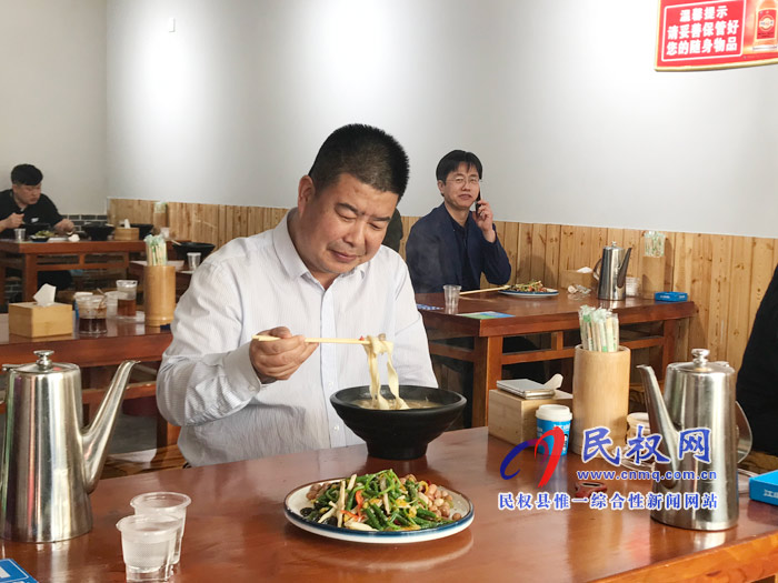 縣委副書記、縣長張團結(jié)調(diào)研餐飲業(yè)復(fù)工營業(yè)情況