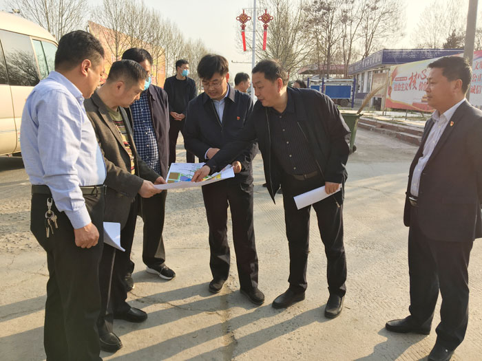 縣委副書記、縣長張團(tuán)結(jié)查看我縣連霍高速連接線道路提升工程