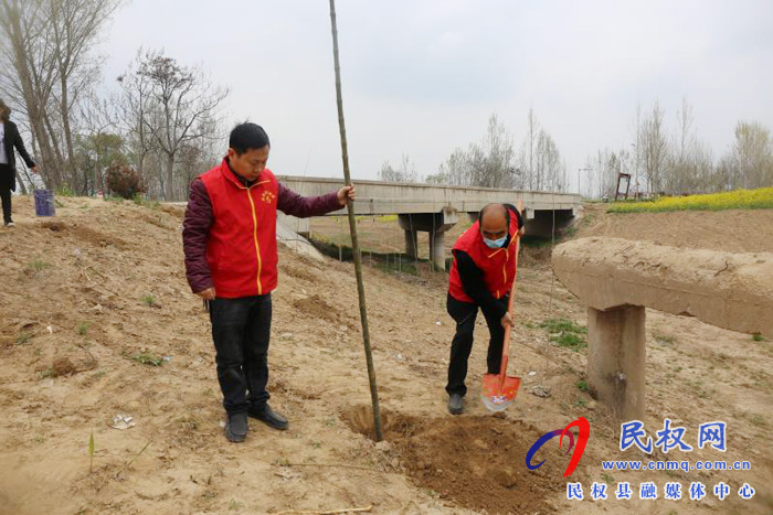 白云寺鎮(zhèn)財政所開展義務植樹活動 白云寺鎮(zhèn)財政所開展義務植樹活動
