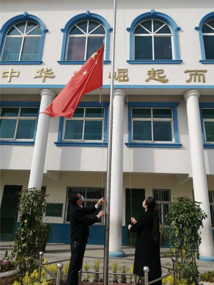 第三小學(xué)深切悼念新冠疫情中犧牲烈士和逝世同胞