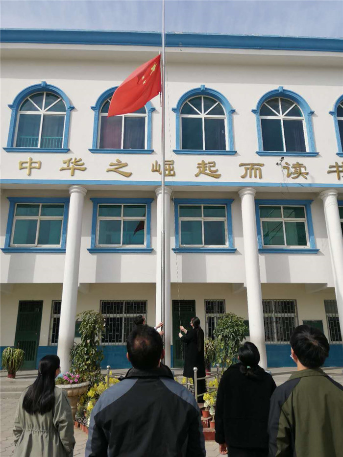 第三小學(xué)深切悼念新冠疫情中犧牲烈士和逝世同胞
