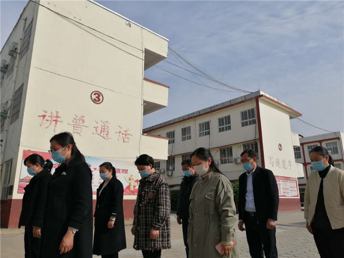 第三小學(xué)深切悼念新冠疫情中犧牲烈士和逝世同胞